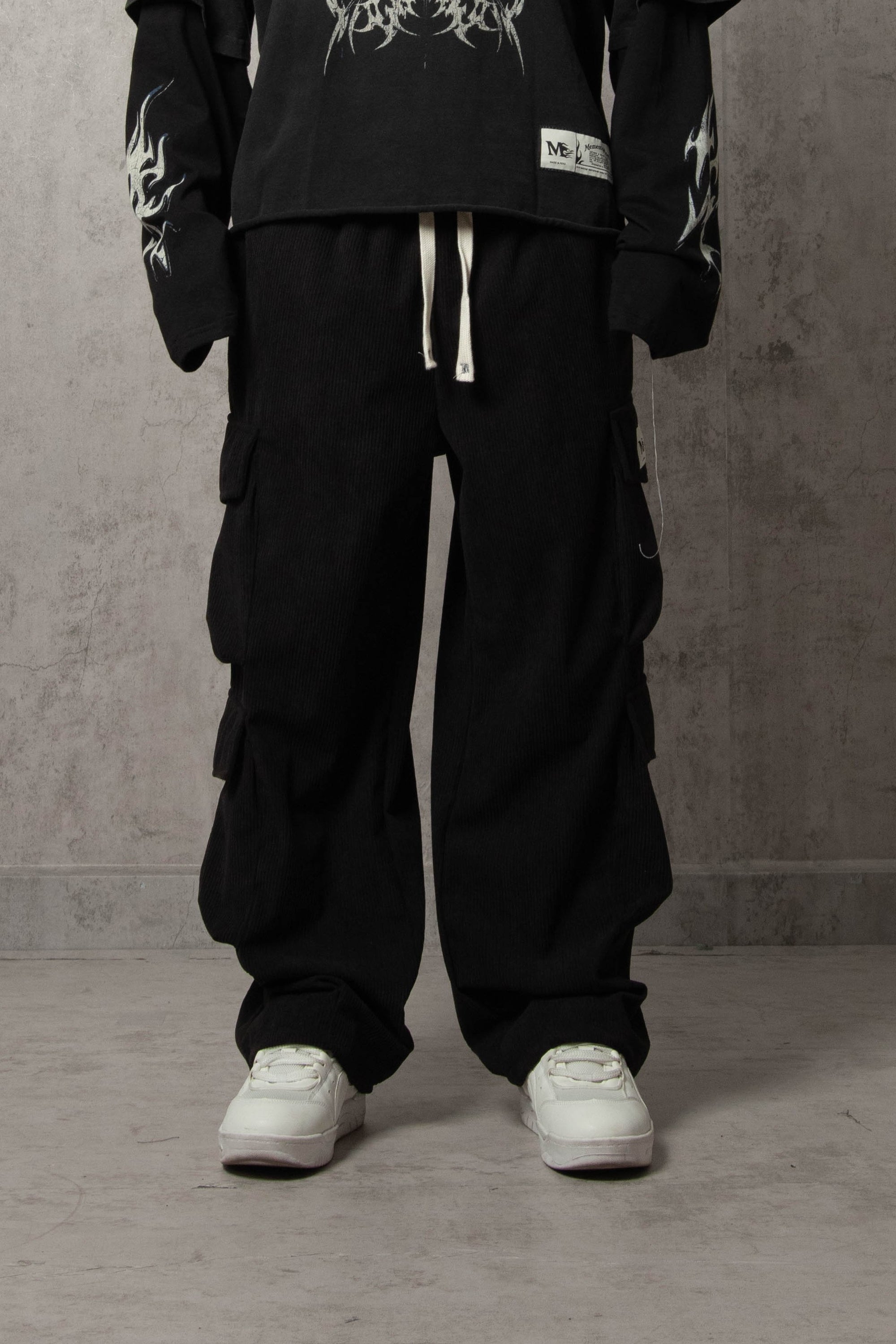 JOGGER CARGO CORDUROY NEGRO