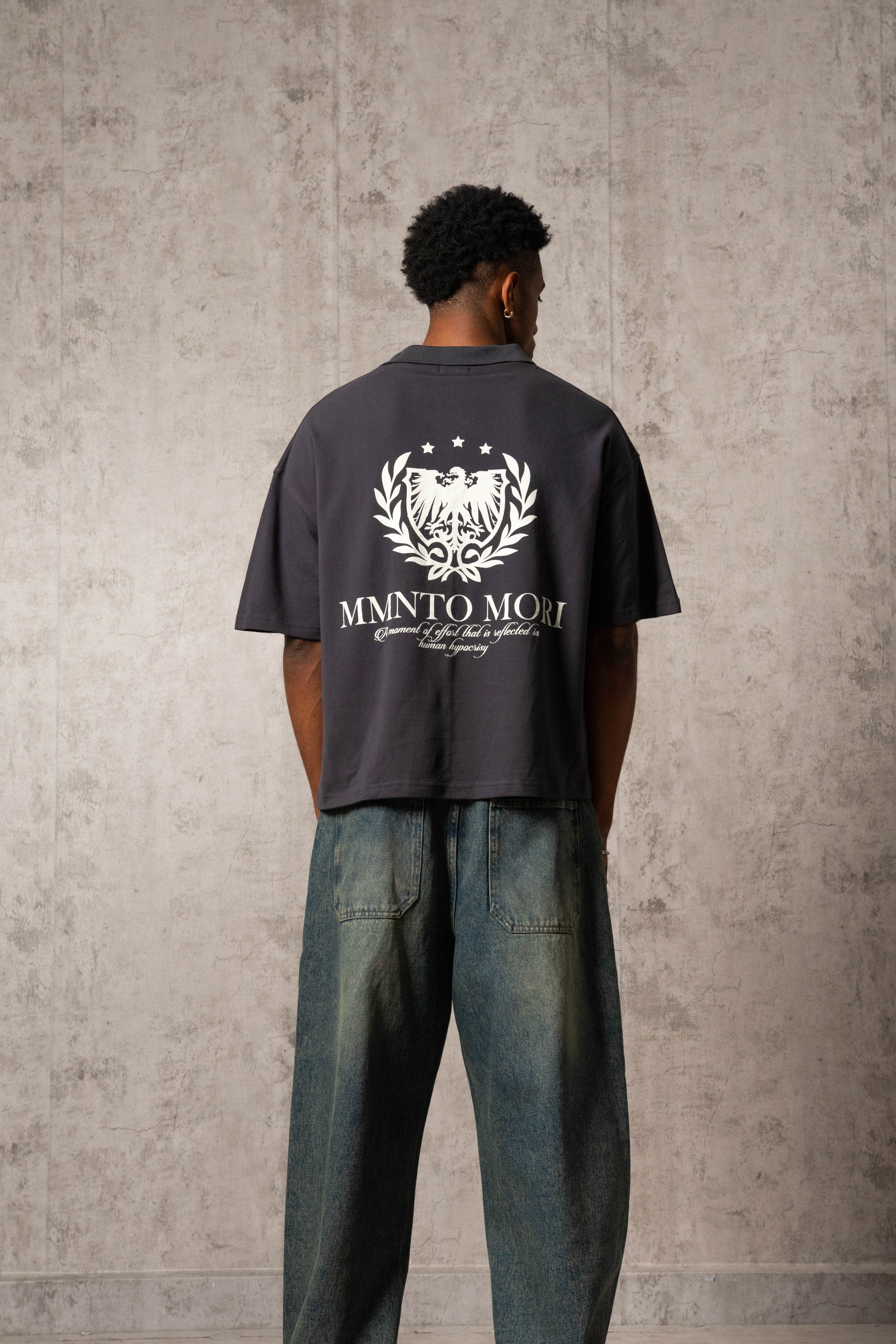 POLO PIQUÉ MEMENTO MORI PLOMO