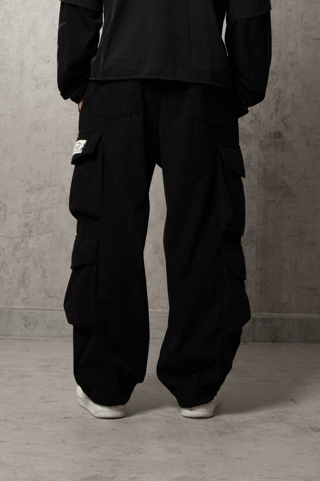 JOGGER CARGO CORDUROY NEGRO