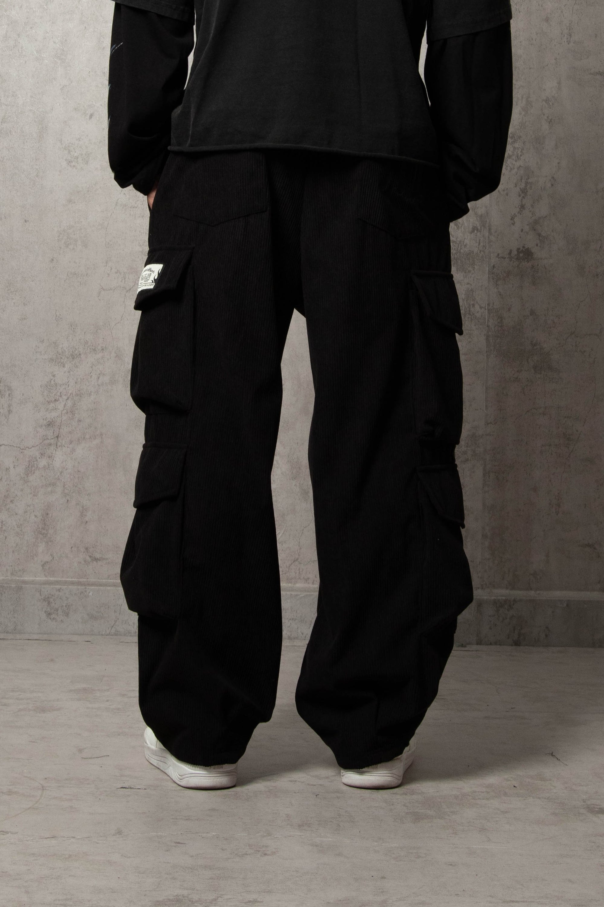 JOGGER CARGO CORDUROY NEGRO