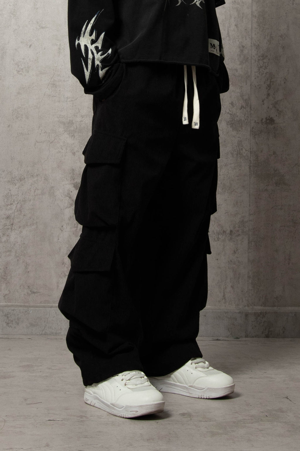 JOGGER CARGO CORDUROY NEGRO