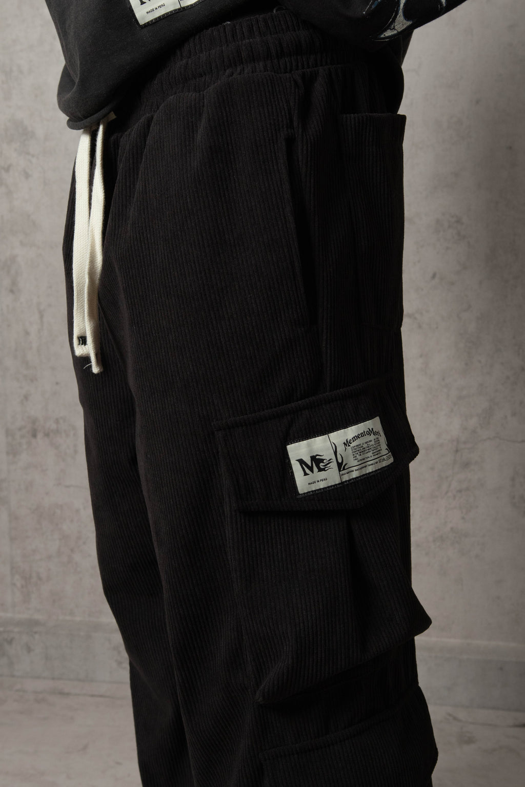 JOGGER CARGO CORDUROY NEGRO